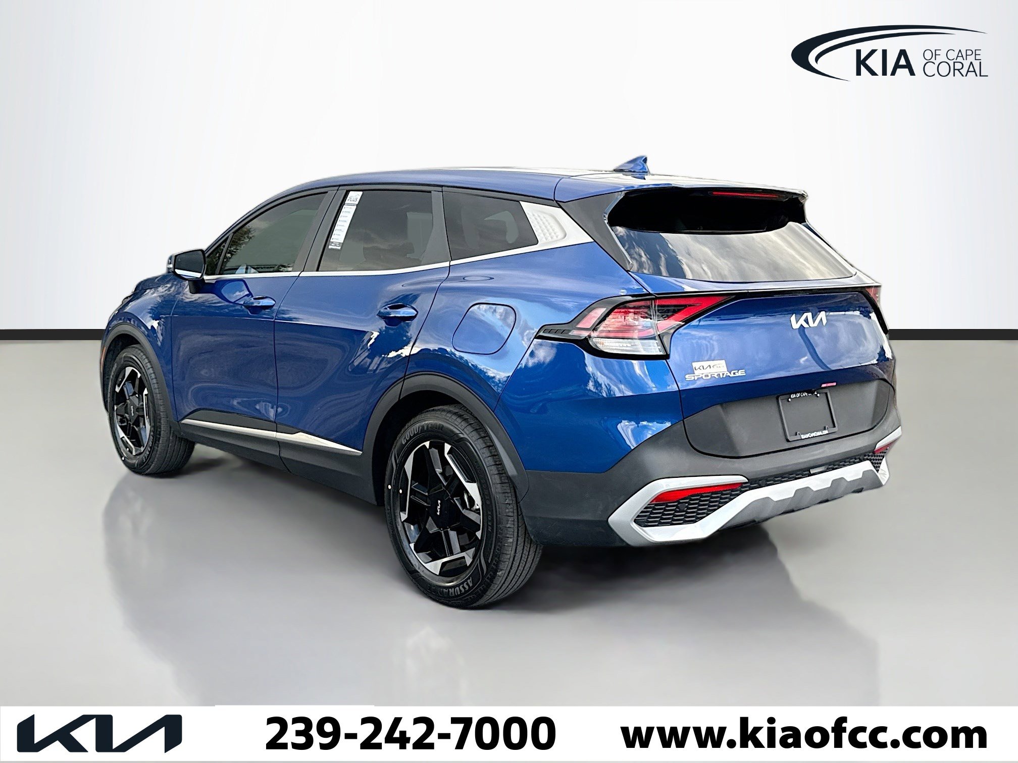 Used 2025 Kia Sportage EX image 3