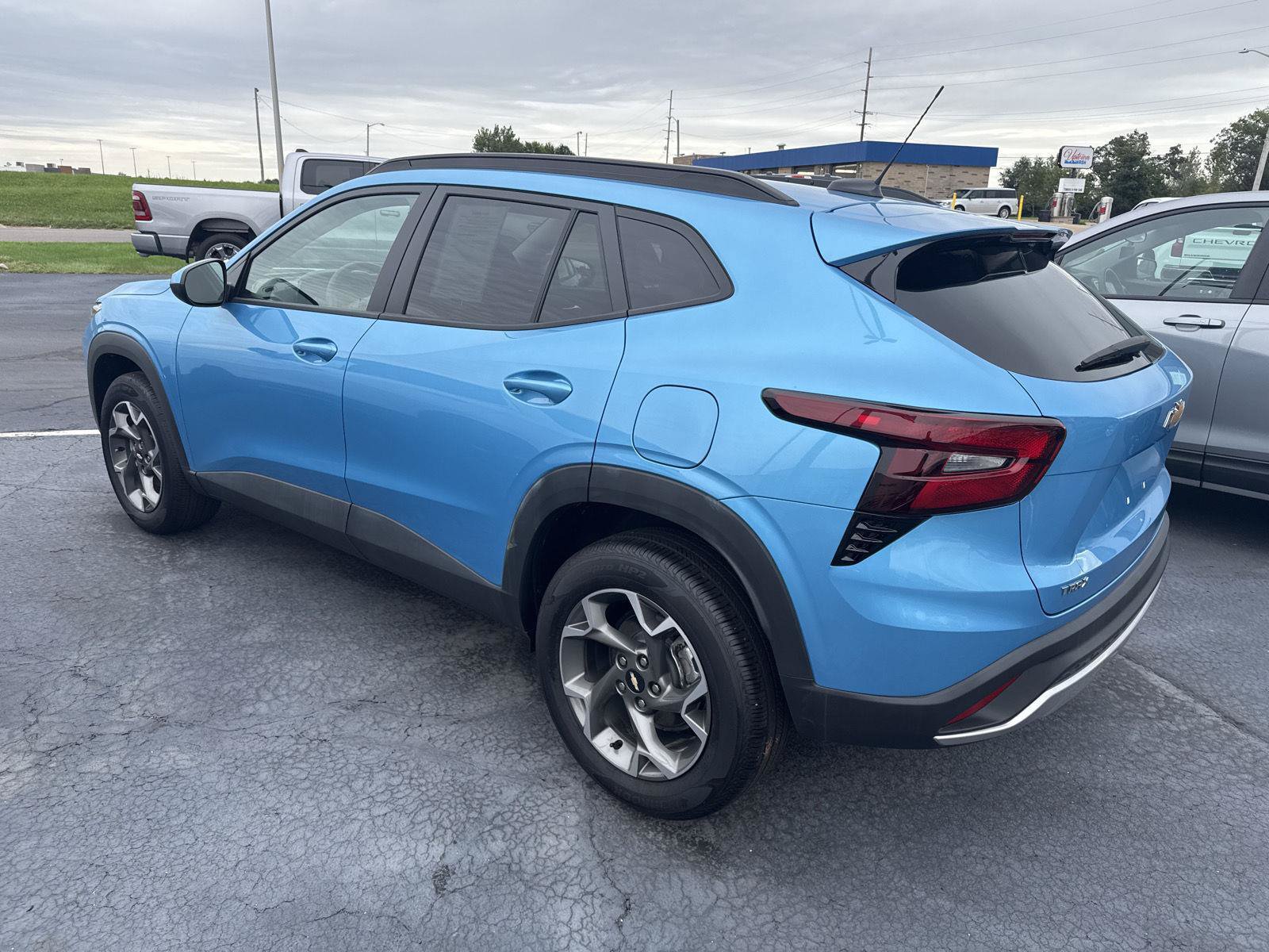 Used 2025 Chevrolet Trax LT FWD image 2