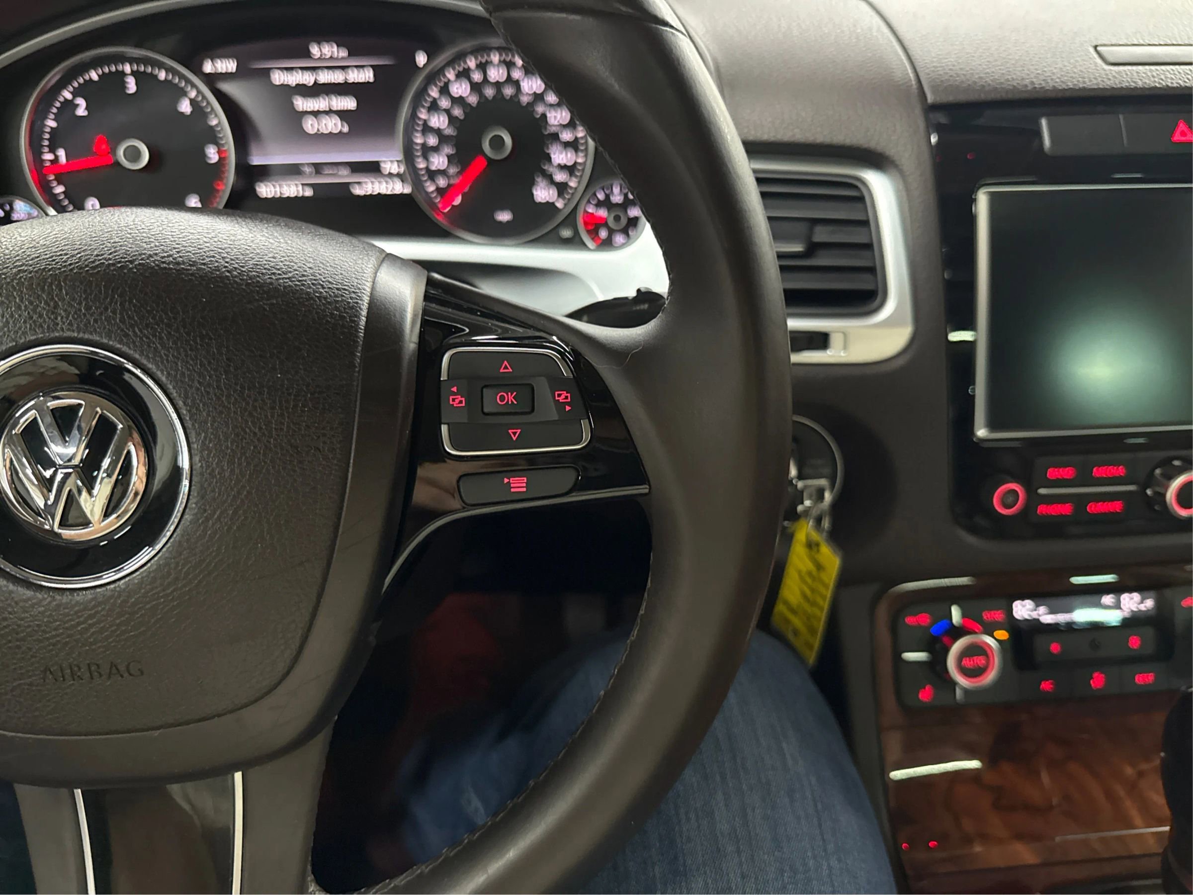 Used 2013 Volkswagen Touareg TDI image 24