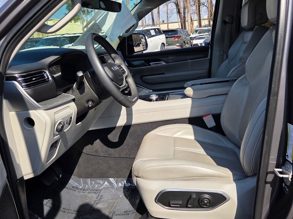 Used 2023 Jeep Wagoneer L Series III w/ Preferred Equipment Group image 5