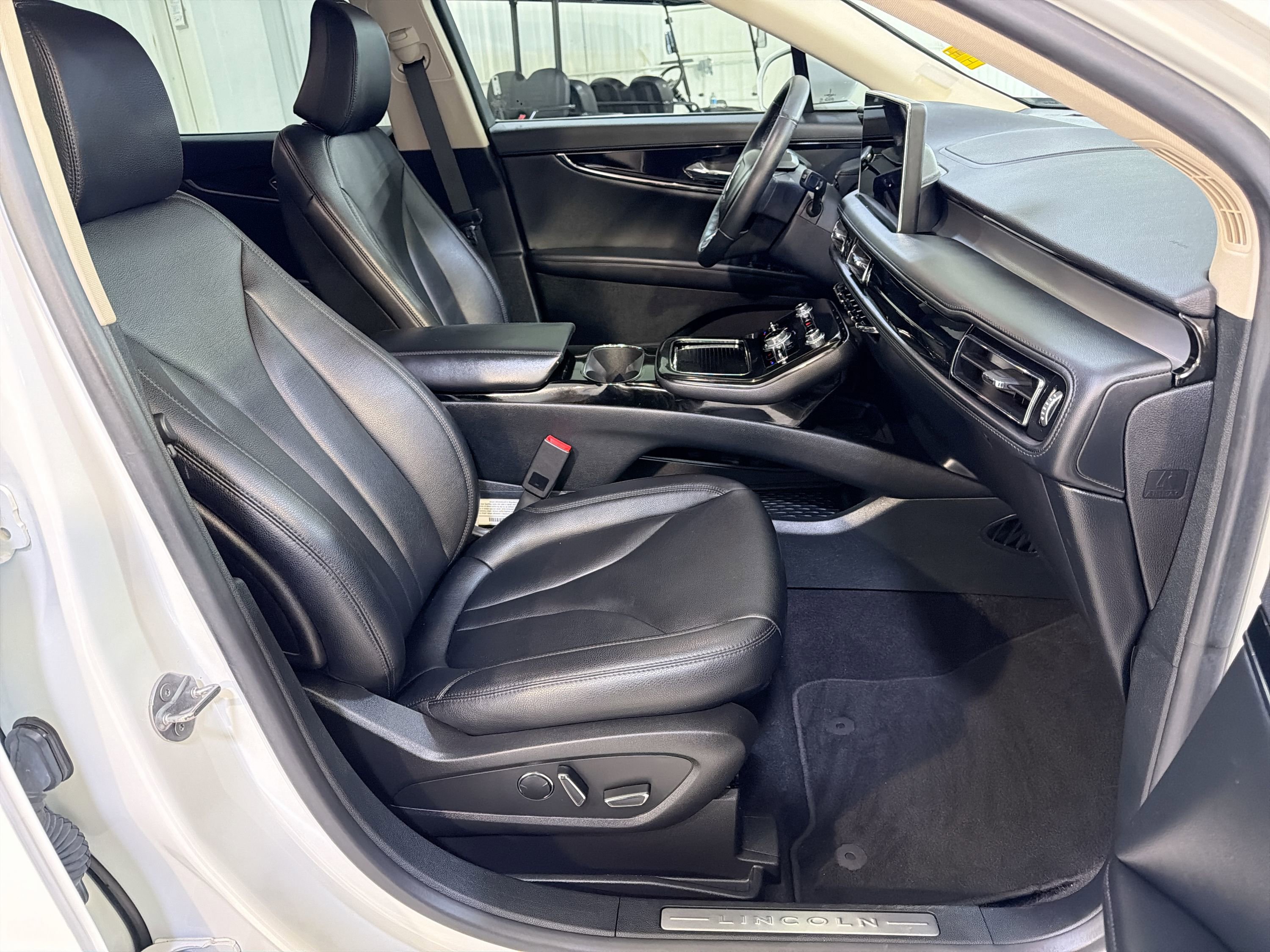Used 2023 Lincoln Nautilus FWD w/ Premium Package image 28