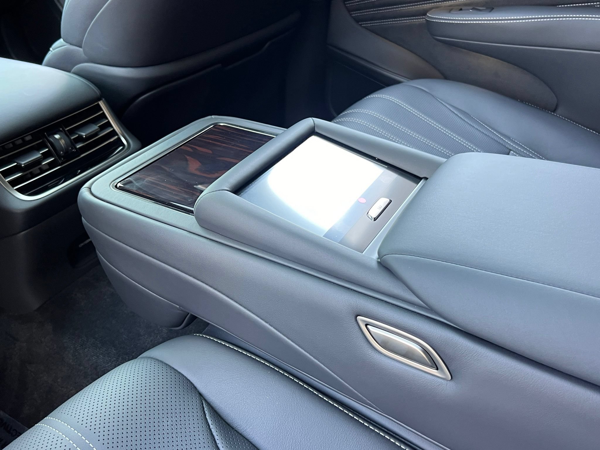 Used 2024 Lexus LS 500 AWD w/ Luxury Package image 23