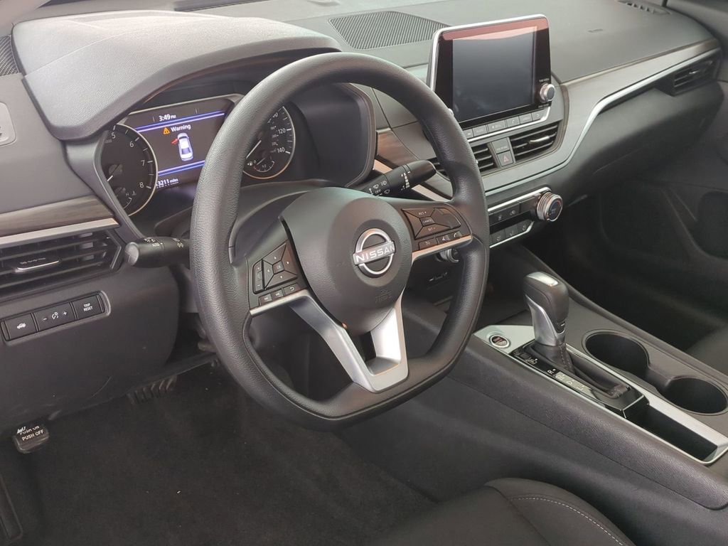 Used 2025 Nissan Altima 2.5 SV image 16