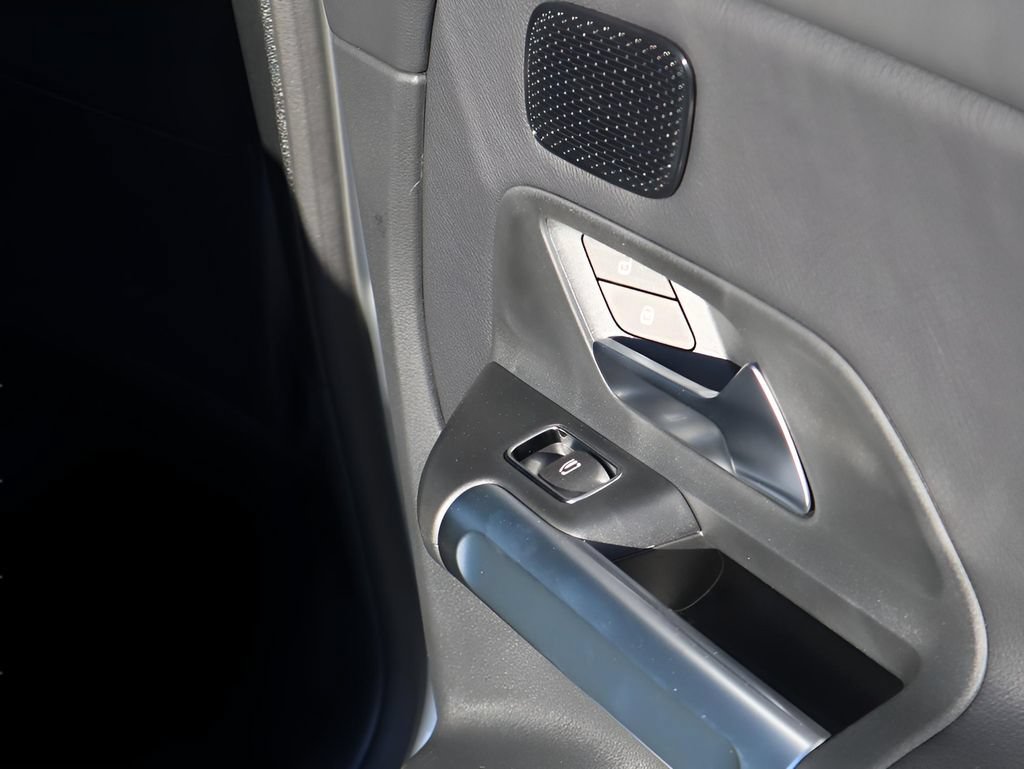 New 2026 Mercedes-Benz GLB 250 4MATIC image 17