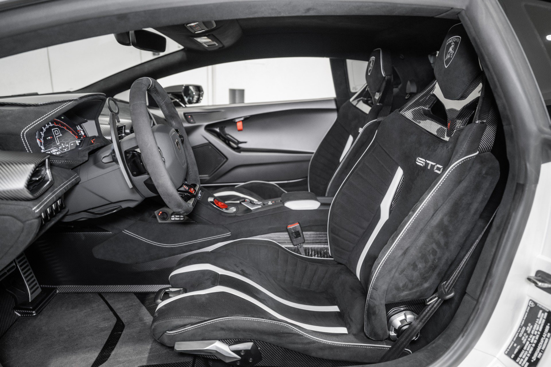 Used 2023 Lamborghini Huracan STO RWD image 2