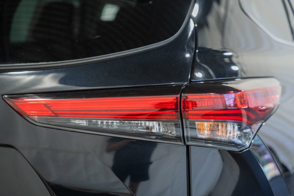 Used 2022 Toyota Highlander XLE AWD/4WD image 6