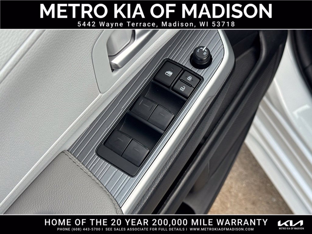 Used 2025 Toyota Sienna XLE AWD/4WD image 12