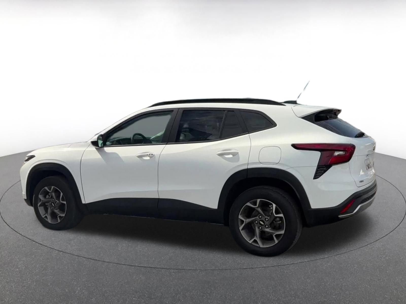 Used 2025 Chevrolet Trax LT w/ LT Convenience Package FWD image 10