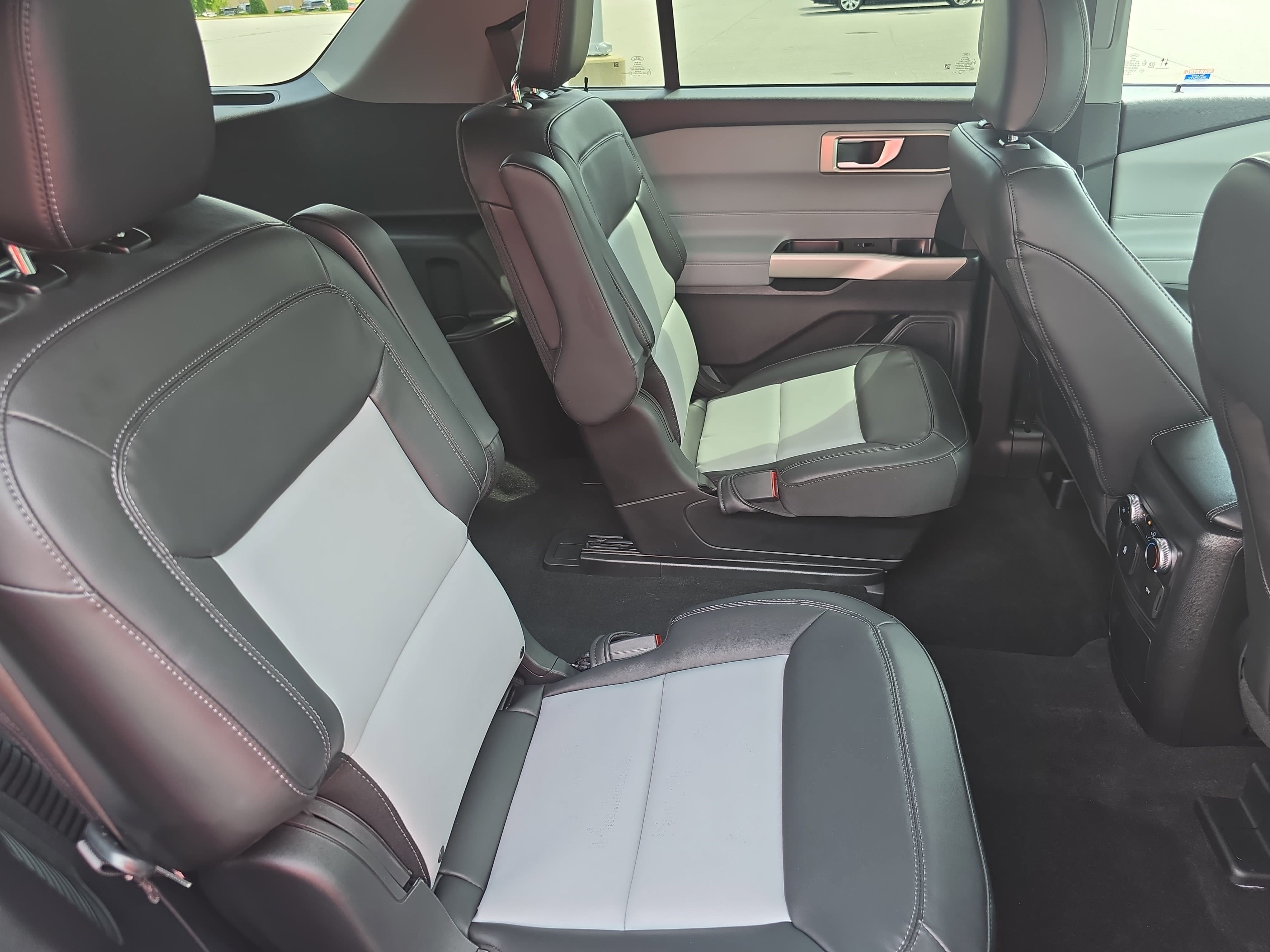 Used 2023 Ford Explorer XLT w/ Equipment Group 202A RWD image 13