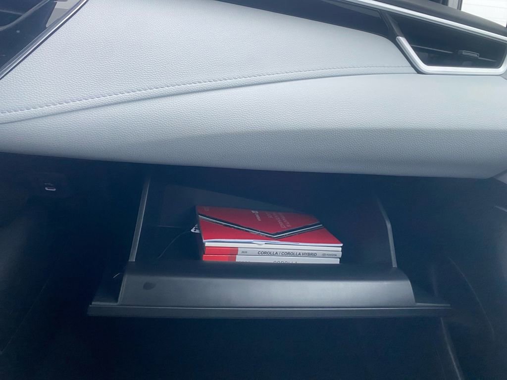 Used 2025 Toyota Corolla SE image 23