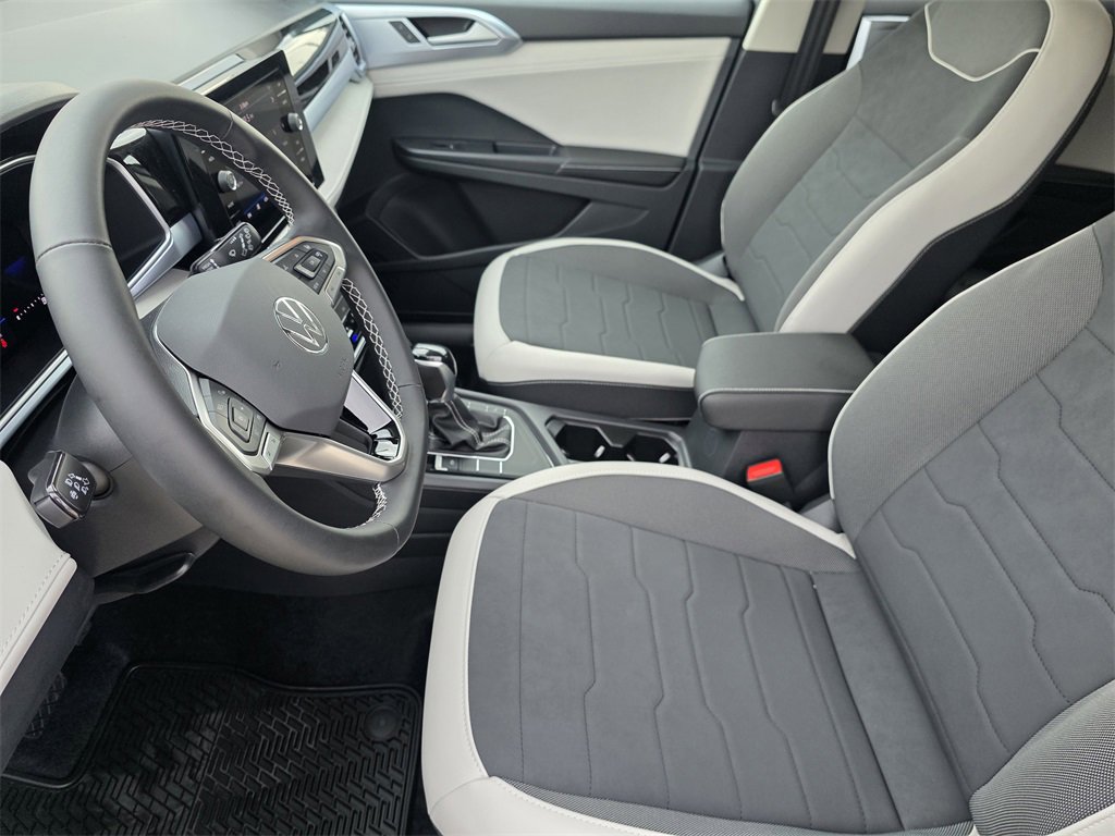 New 2026 Volkswagen Taos SE image 9