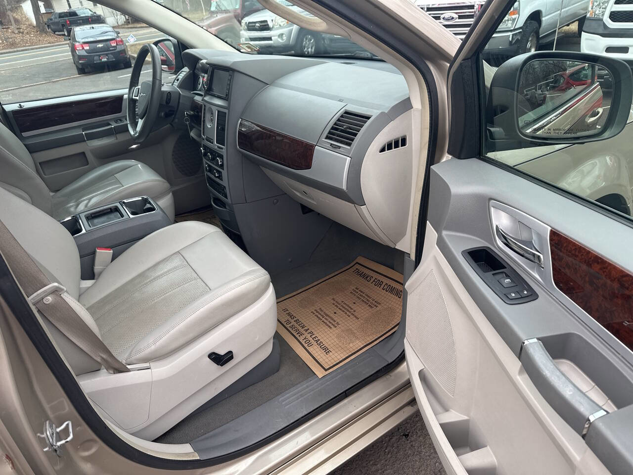 Used 2009 Chrysler Town & Country Touring image 11
