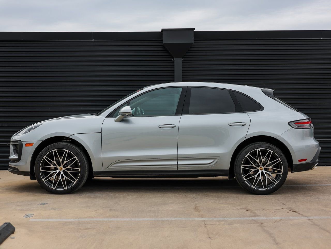 Certified 2025 Porsche Macan image 2