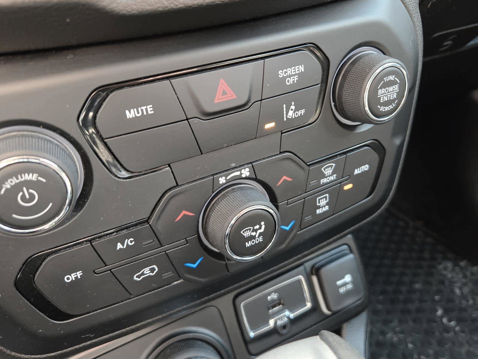 Used 2022 Jeep Renegade Latitude w/ Convenience Group AWD/4WD image 26