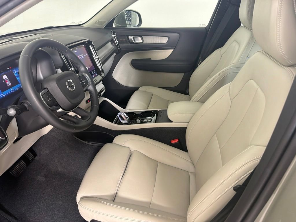 Used 2024 Volvo XC40 B5 Plus AWD/4WD image 23