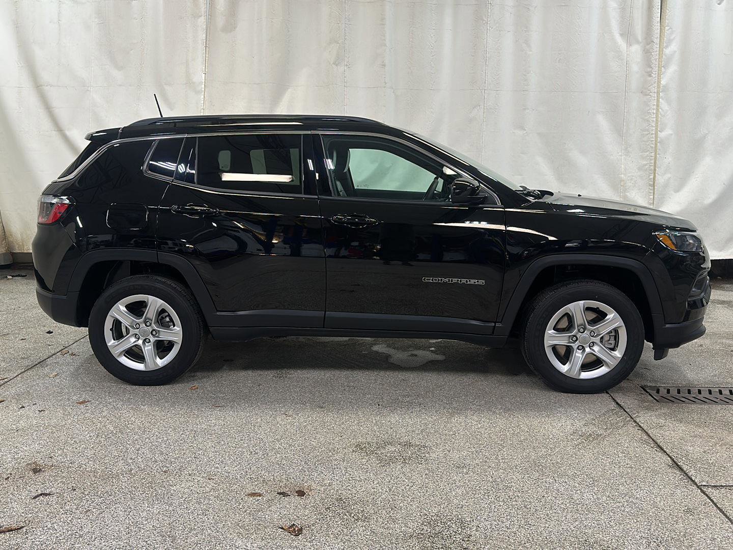 Used 2023 Jeep Compass Latitude w/ Convenience Group AWD/4WD image 6
