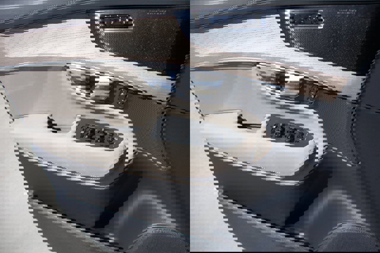 New 2026 Volvo XC90 B6 Plus w/ Protection Package Premier image 16