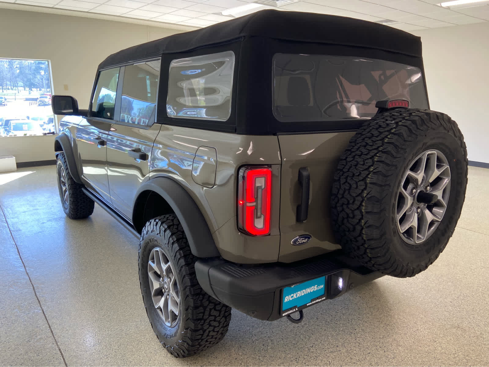 Used 2025 Ford Bronco Badlands image 8