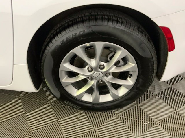 Used 2026 Chrysler Pacifica Limited FWD image 11