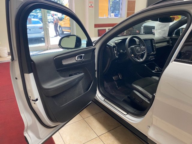 Used 2022 Volvo XC40 T5 R-Design AWD/4WD image 7