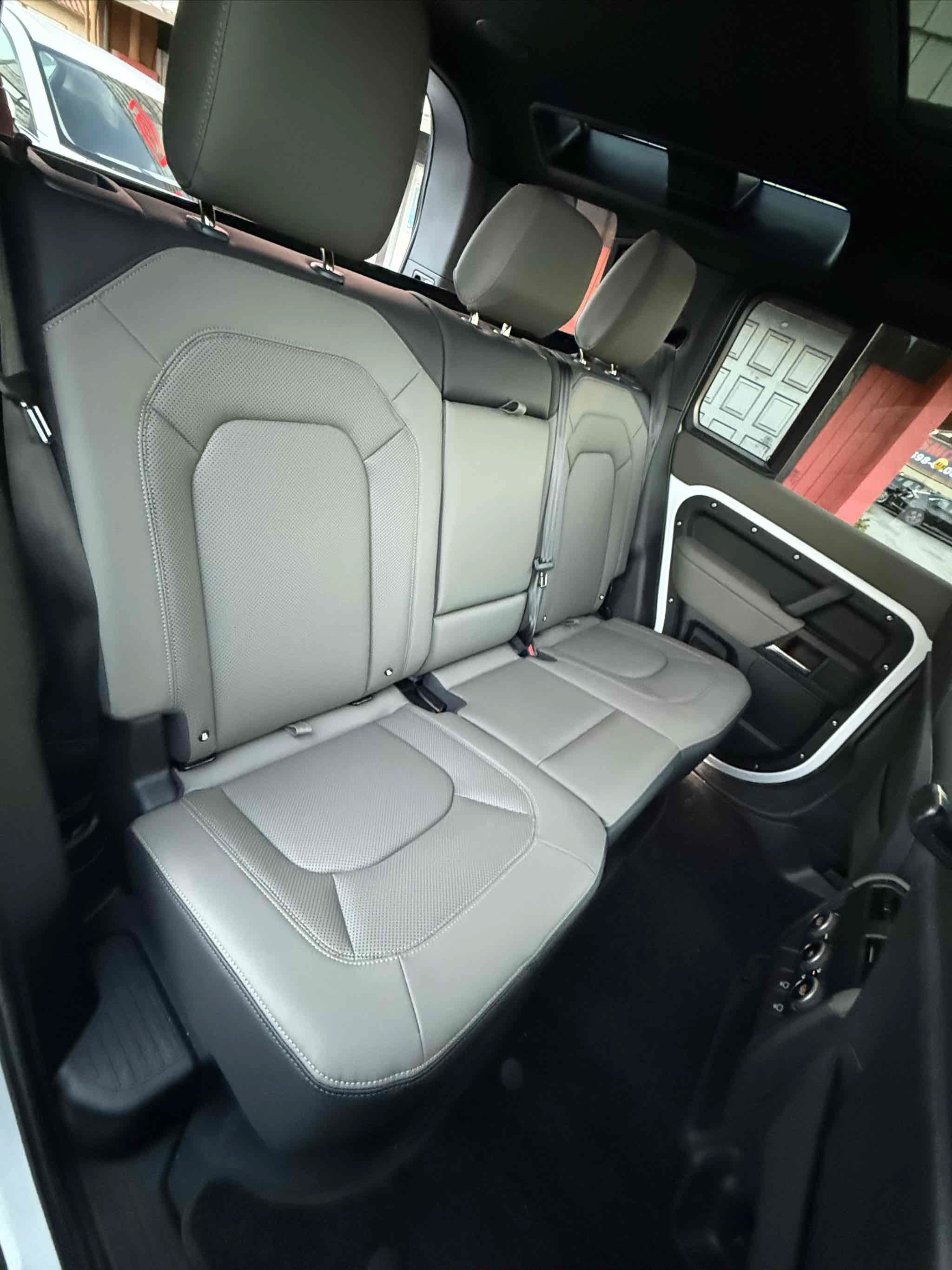 Used 2025 Land Rover Defender 110 X-Dynamic SE AWD/4WD image 74