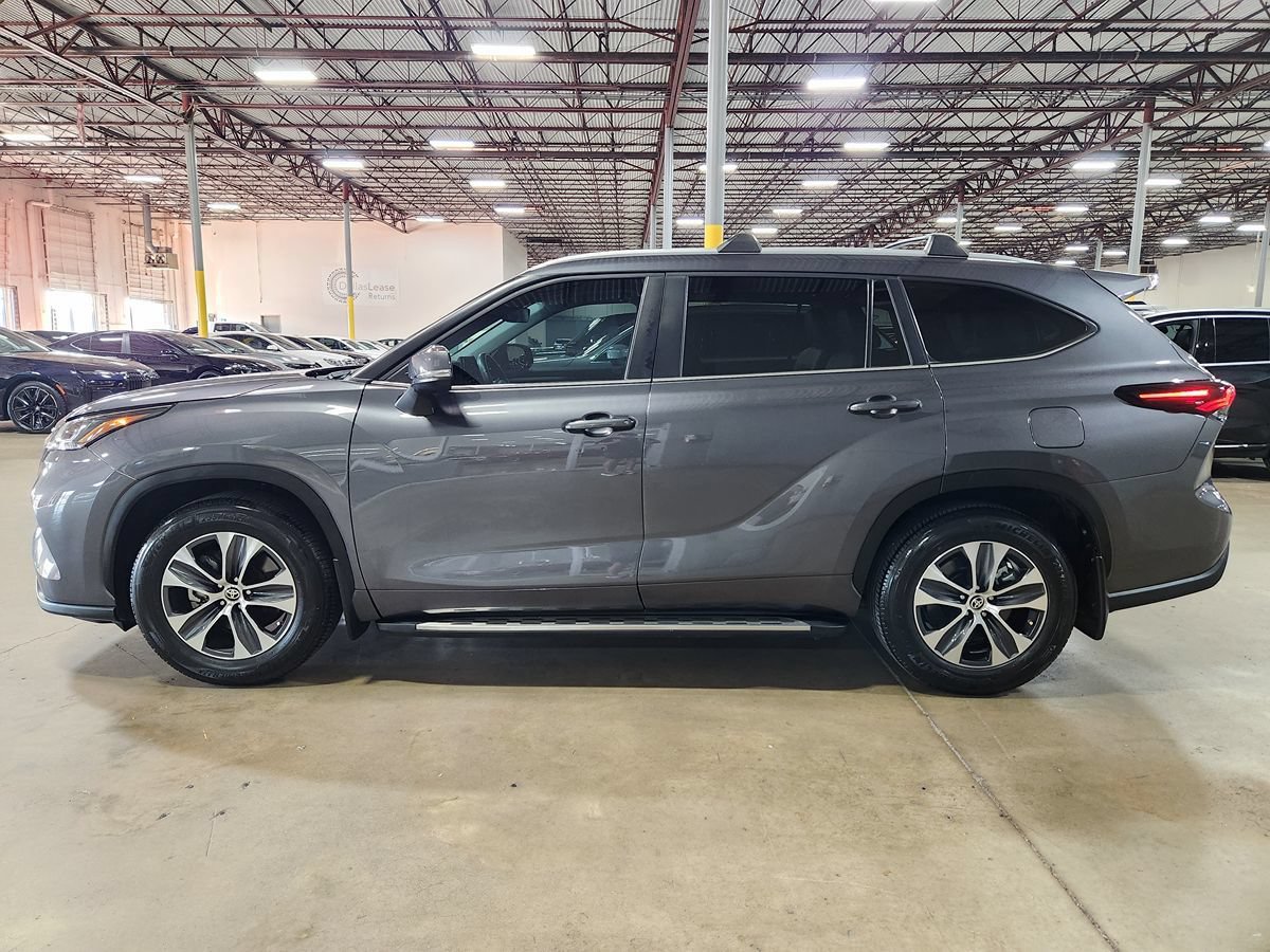 Used 2024 Toyota Highlander XLE FWD image 7