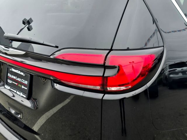 Certified 2024 Chrysler Pacifica Touring-L image 32