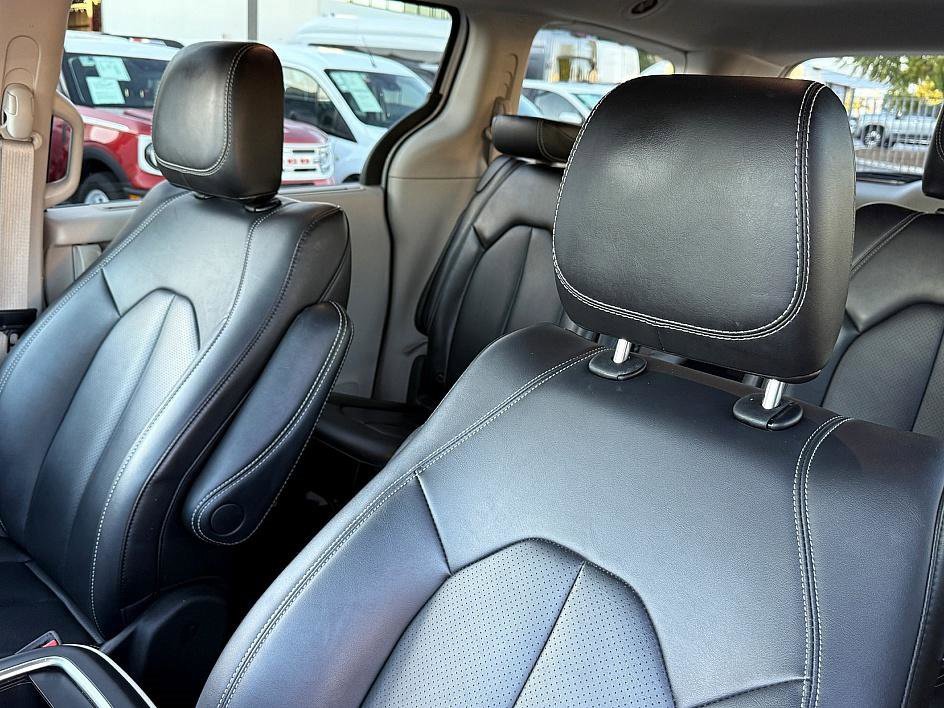 Used 2024 Chrysler Pacifica Touring-L image 15