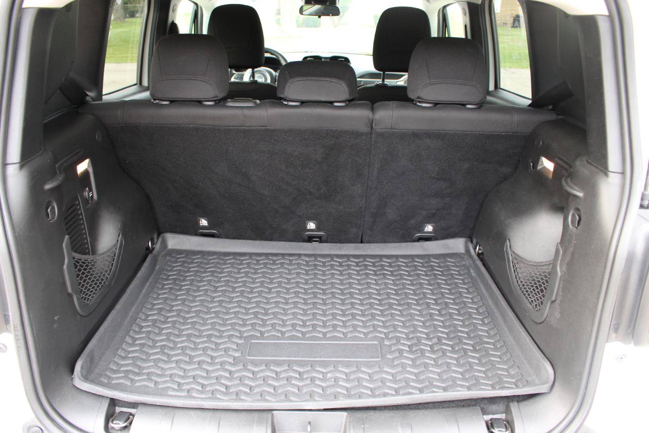 Used 2016 Jeep Renegade Latitude w/ Cold Weather Group FWD image 39