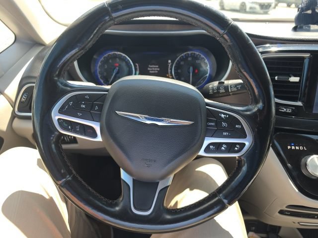 Used 2017 Chrysler Pacifica Touring-L Plus w/ Advanced Safetytec Group FWD image 18