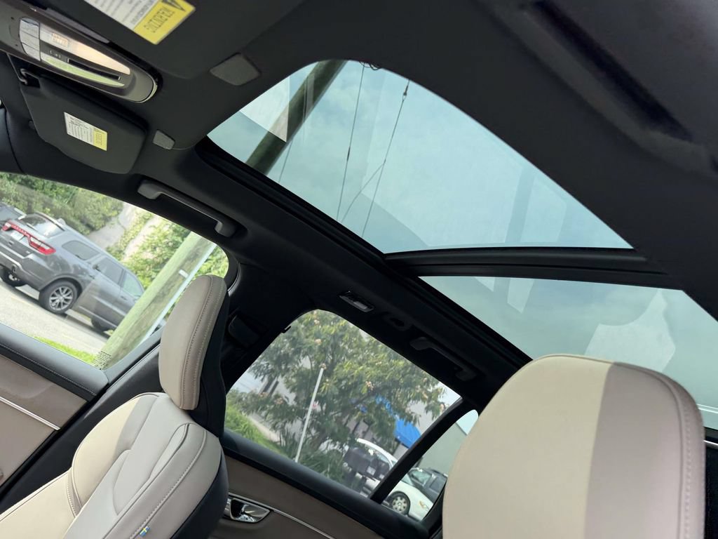 New 2026 Volvo XC90 T8 Plus w/ Protection Package Premier AWD/4WD image 18