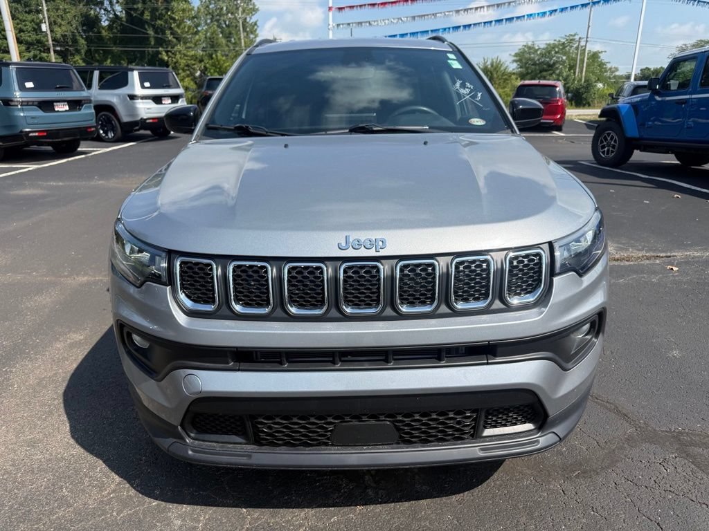 Used 2024 Jeep Compass Latitude AWD/4WD image 9