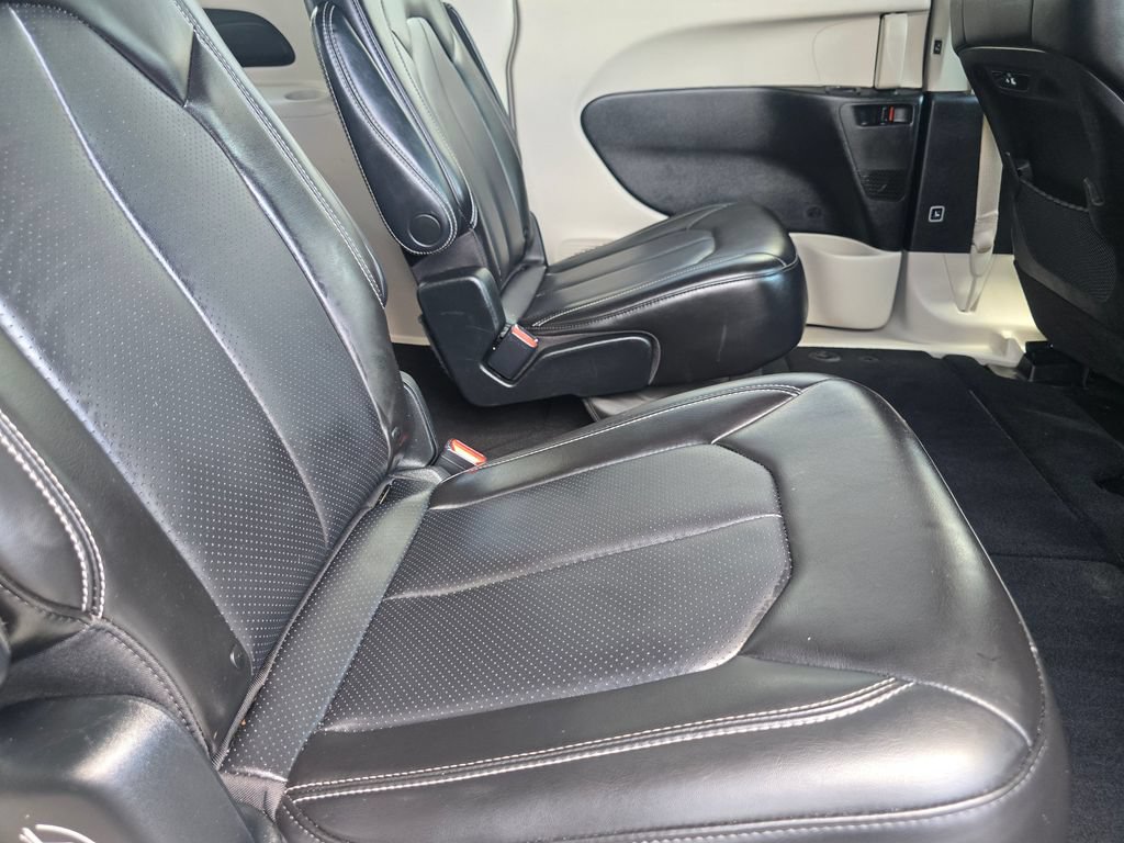 Used 2023 Chrysler Pacifica Touring-L FWD image 13