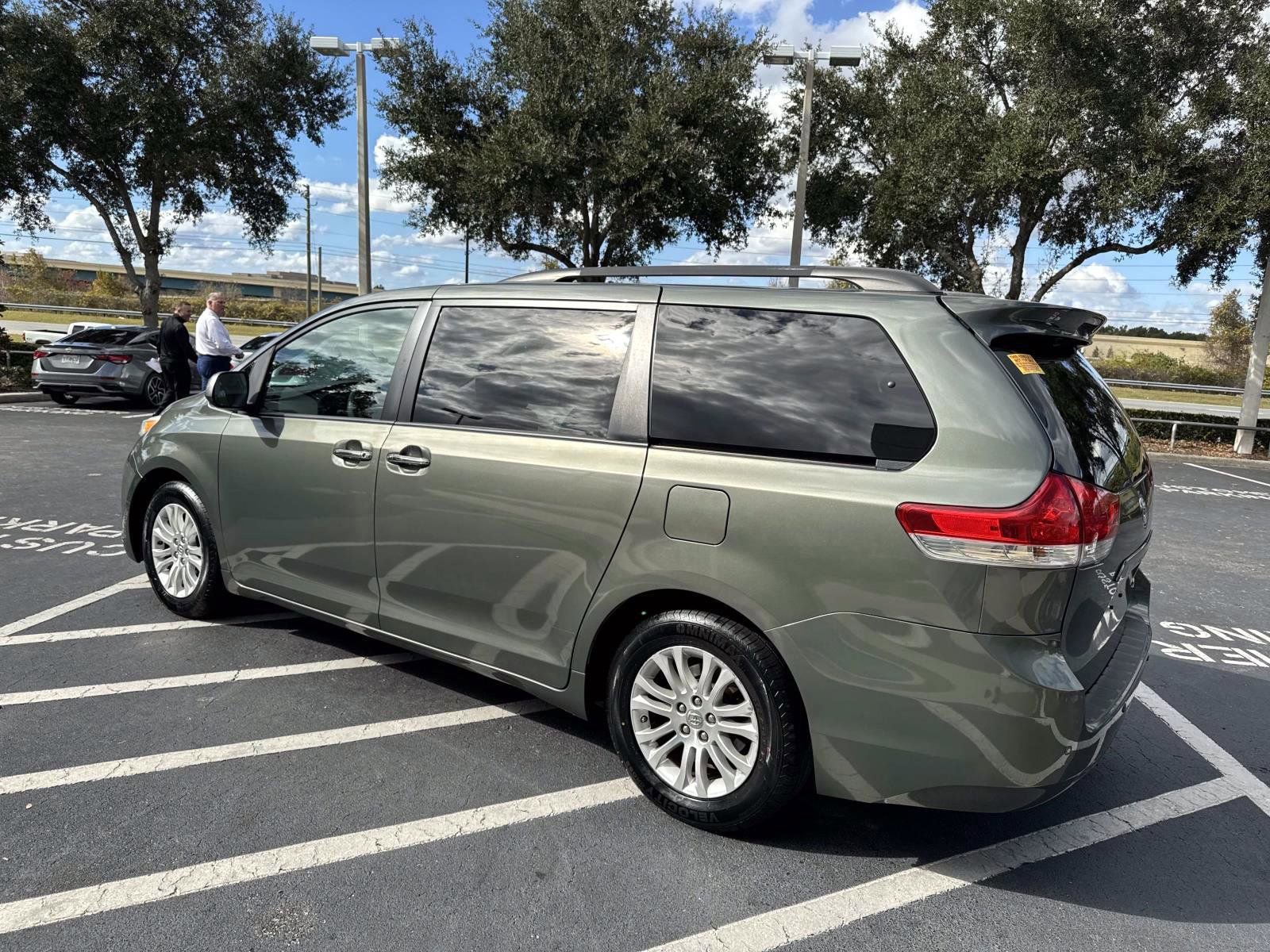 Used 2014 Toyota Sienna XLE image 4