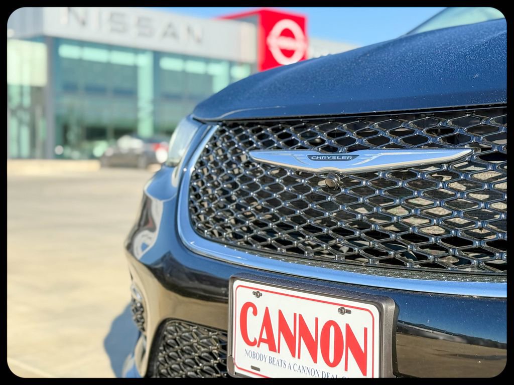 Used 2024 Chrysler Pacifica Touring-L image 4