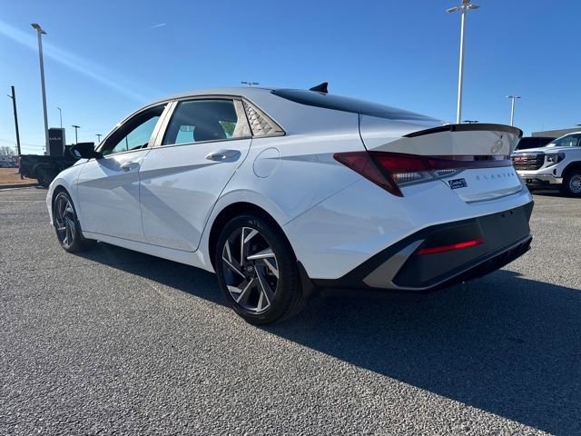 Used 2025 Hyundai Elantra Sport image 4