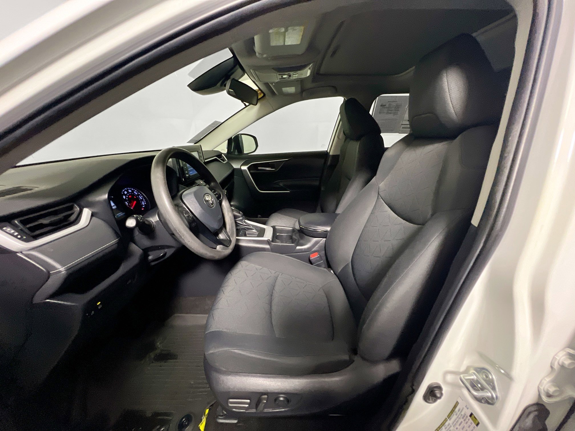 Used 2021 Toyota RAV4 XLE w/ Convenience Package FWD image 14
