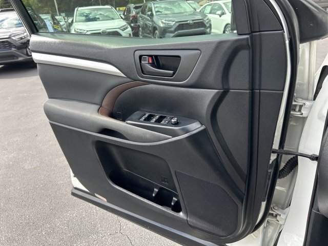 Used 2019 Toyota Highlander LE image 29