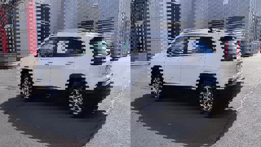 Used 2019 Jeep Cherokee Latitude w/ Popular Appearance Group image 6