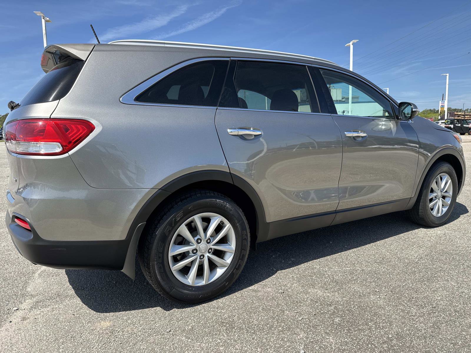 Used 2017 Kia Sorento LX image 4
