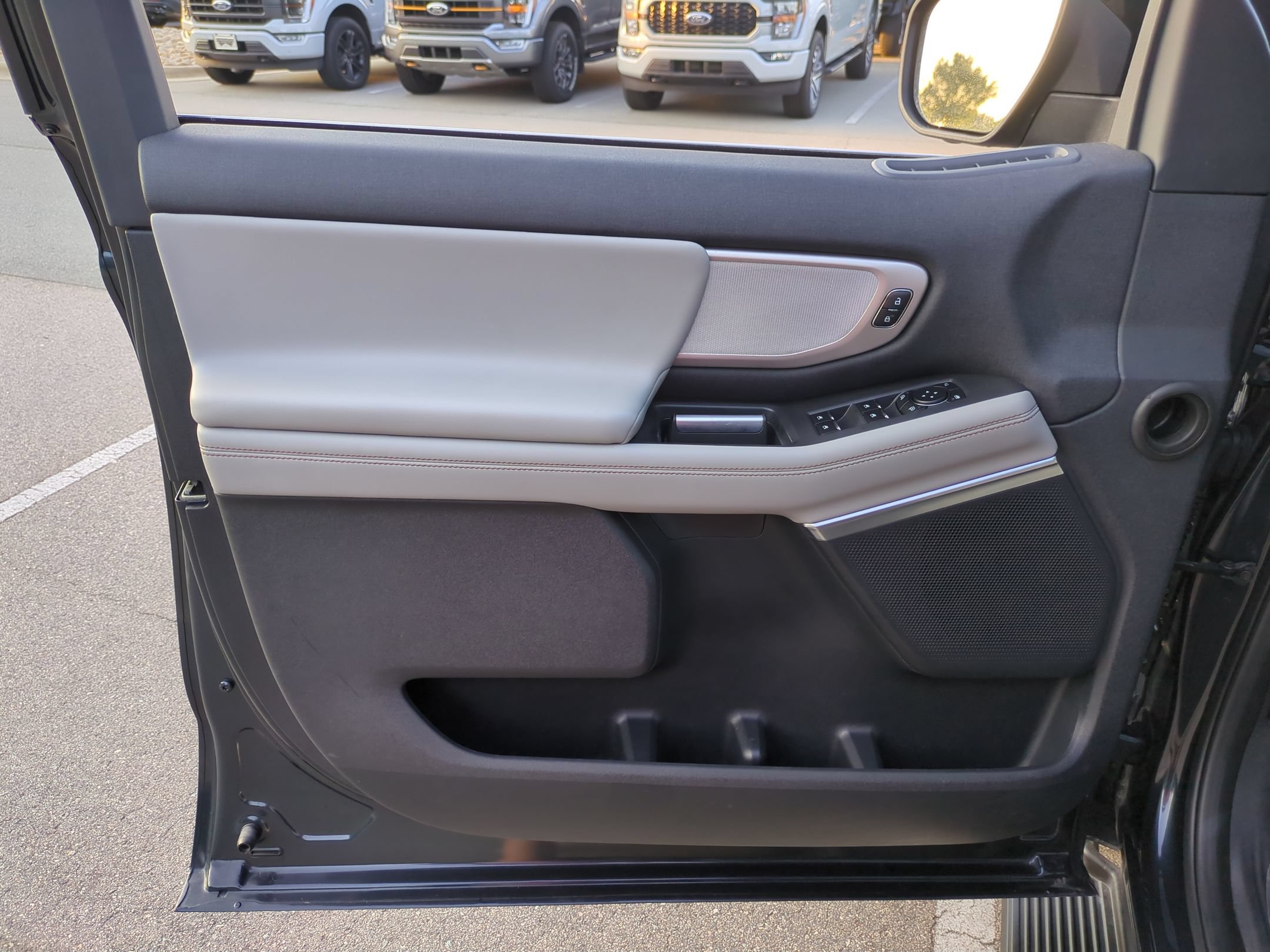 Certified 2025 Ford Expedition Active AWD/4WD image 14