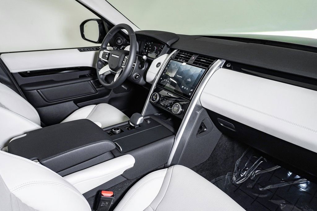 Used 2025 Land Rover Discovery S image 14
