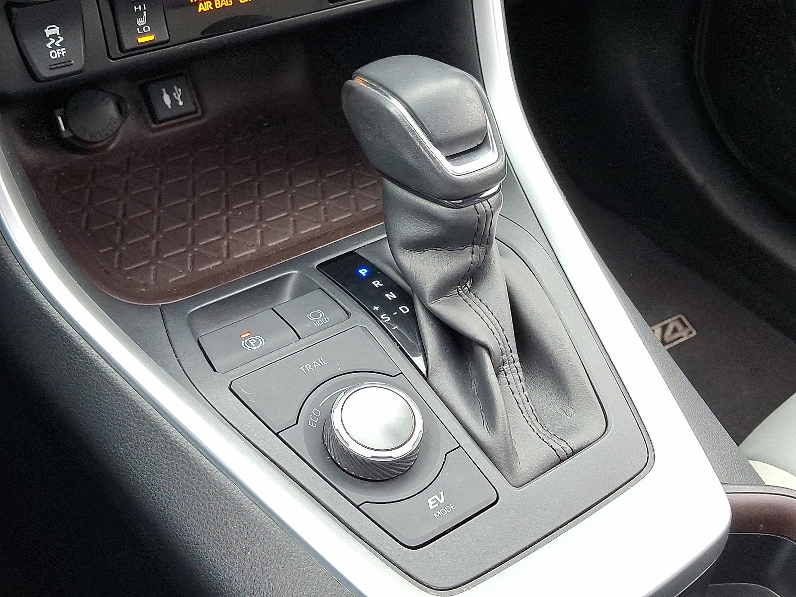 Used 2019 Toyota RAV4 Limited w/ Carpet Mat Package image 17