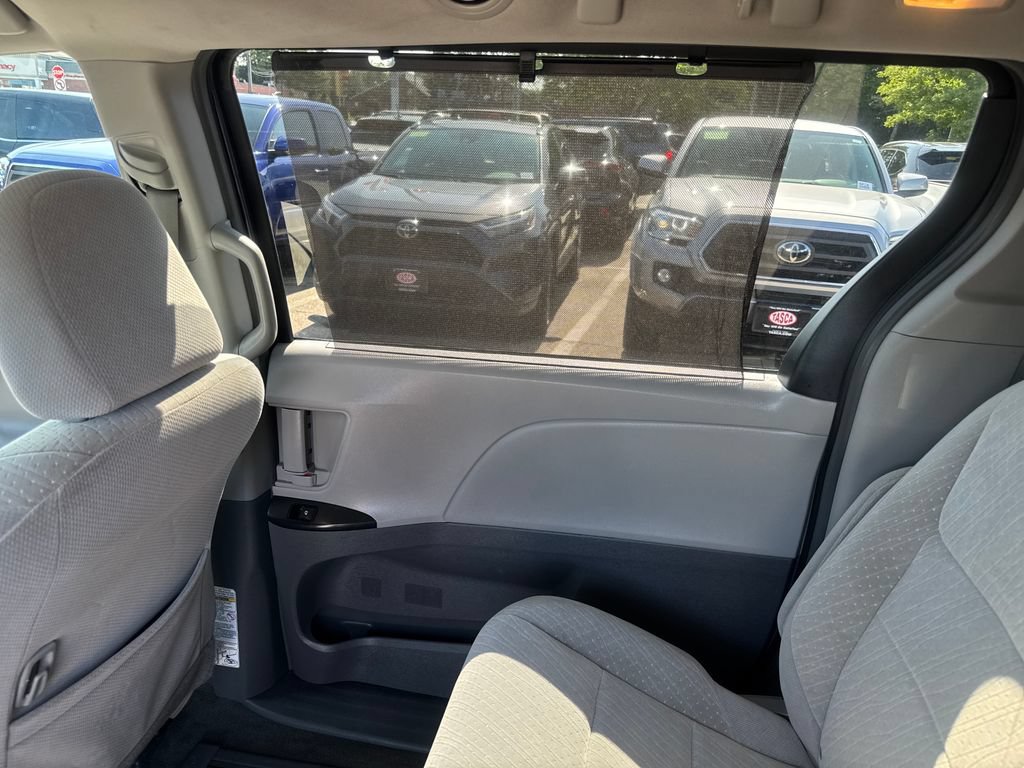 Used 2018 Toyota Sienna LE AWD/4WD image 37