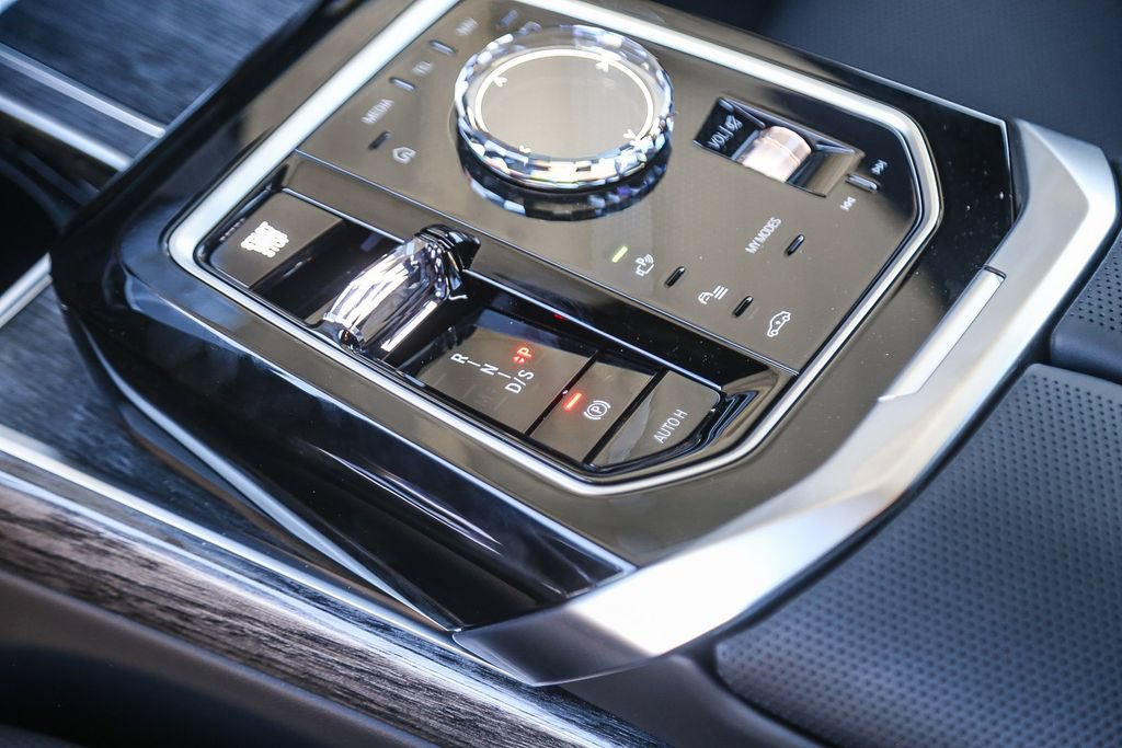 Used 2026 BMW 750e xDrive w/ Premium Package AWD/4WD image 16