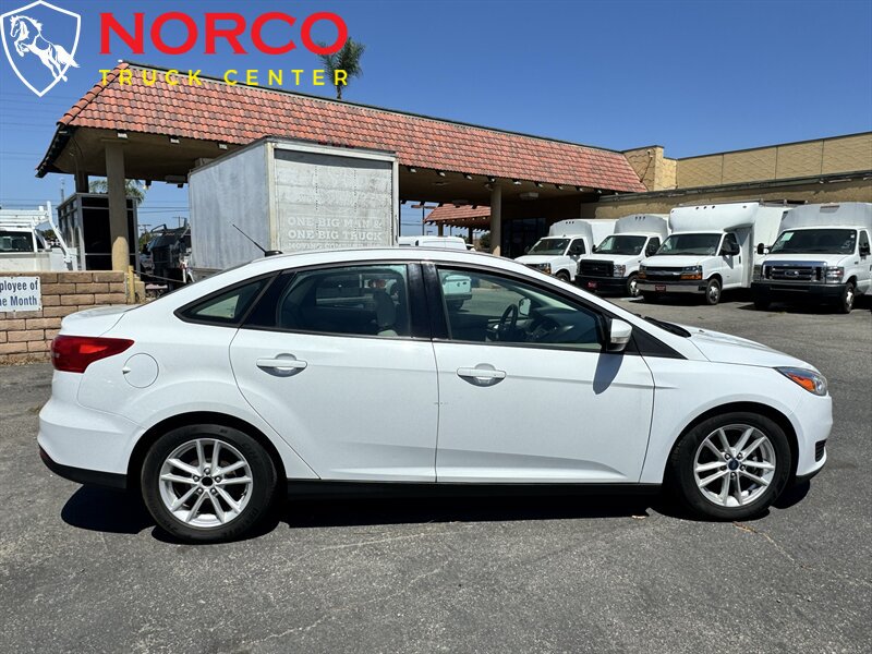 Used 2015 Ford Focus SE FWD image 1