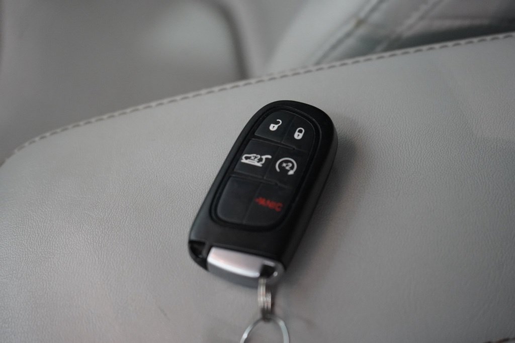 Used 2020 Jeep Cherokee Latitude Lux w/ Comfort/Convenience Group FWD image 38