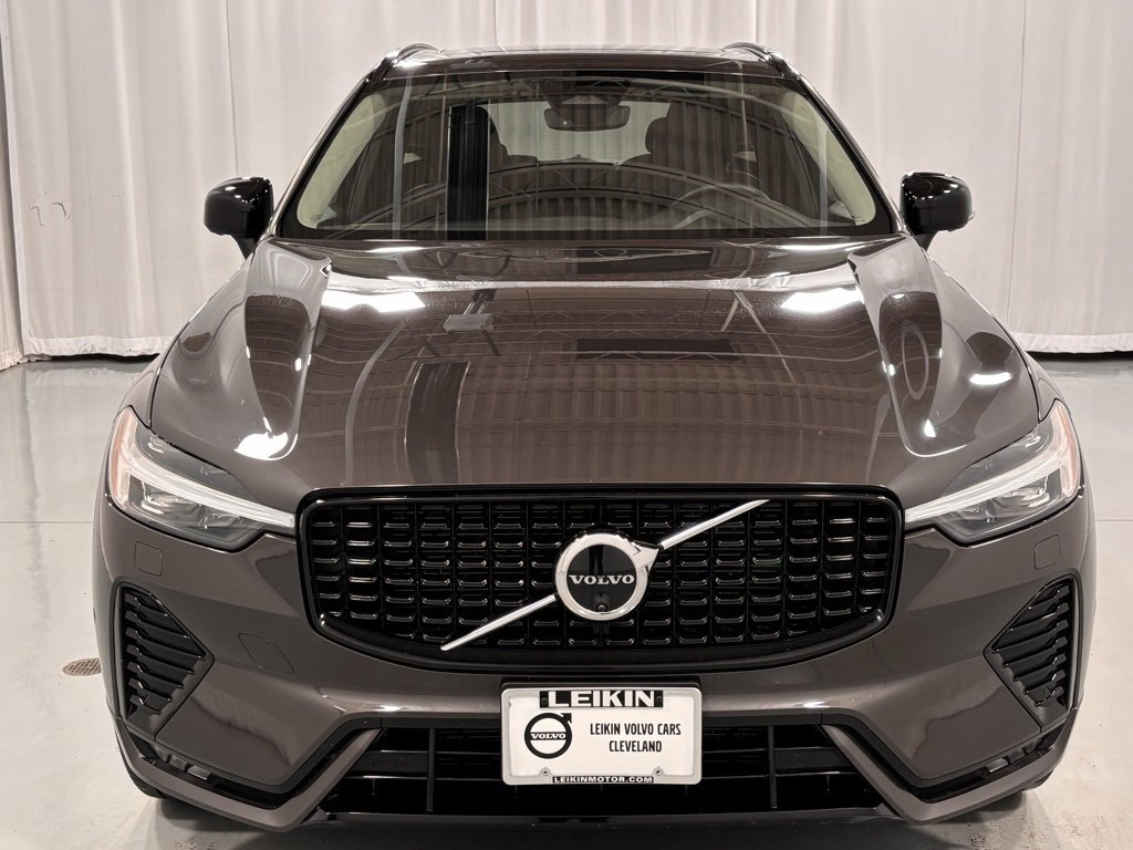 Certified 2025 Volvo XC60 B5 Plus image 3