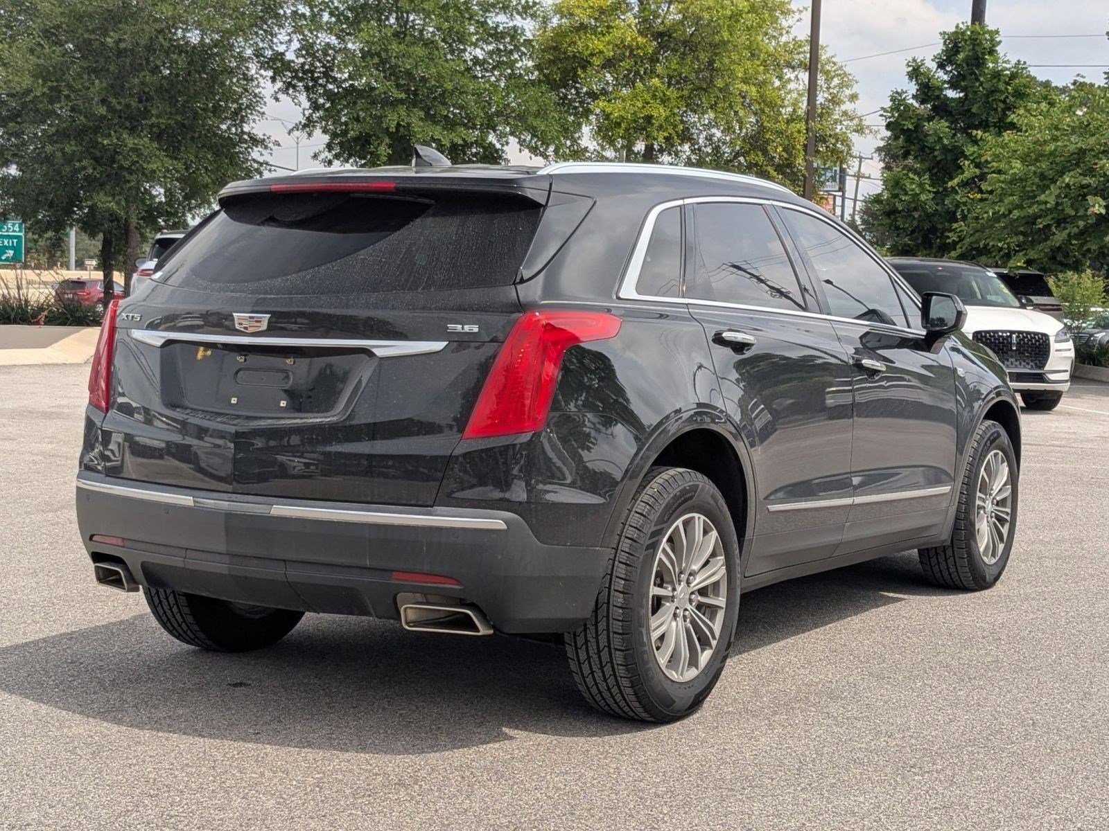 Used 2018 Cadillac XT5 Luxury w/ Driver Awareness Package FWD image 3