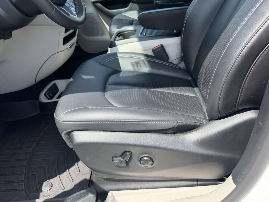 Used 2024 Chrysler Pacifica Touring-L FWD image 18